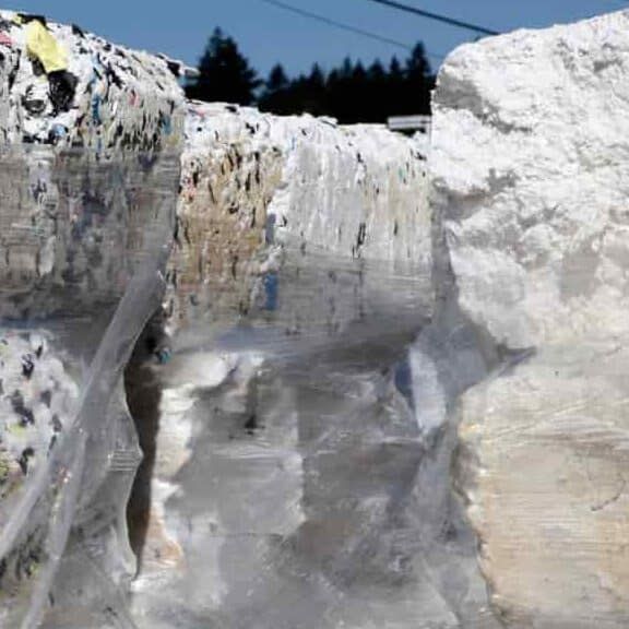Expanded polystyrene lists on top of each other